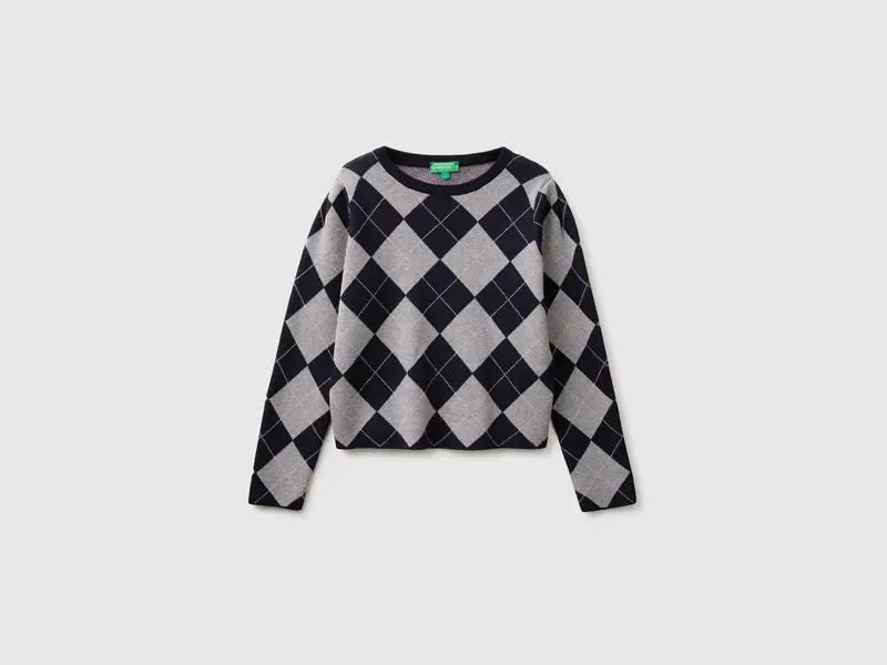 Diamond-patterned crew neck sweater
