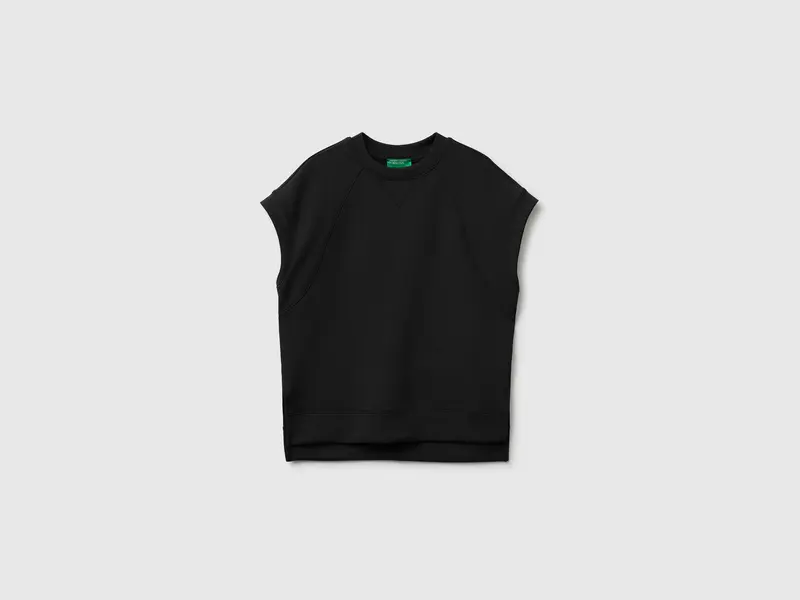 Flowing top with slits